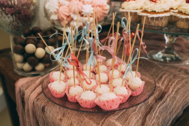 Rafaello şeker çubukları üzerinde sinirli.