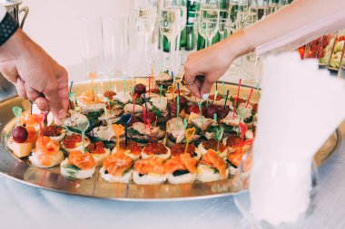 Yeni evliler için charlottes ile büyük bir çanak.