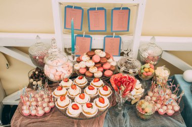 Misafir listesi ile tatlı tablo.