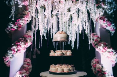 üç katlı düğün pastası.