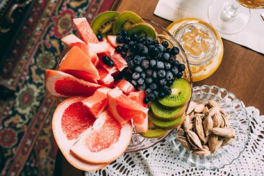 Meyve bir tabloda bir vazoda. Fındık ve narenciye meyve.