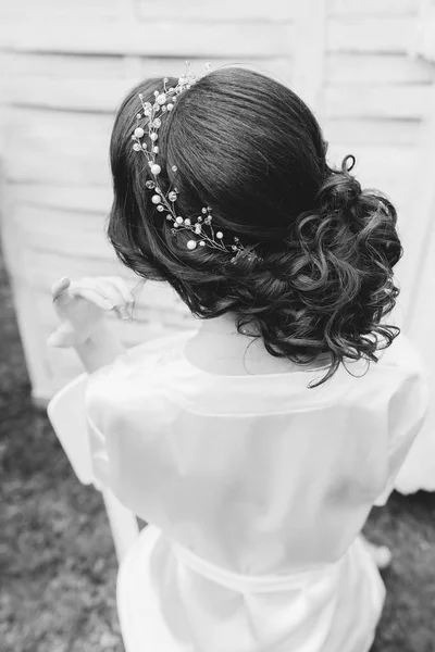 Schöne Brautfrisur Mit Einem Reifen — Stockfoto