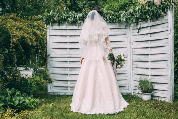 Cremefarbenes Brautkleid Braut Kleid Mit Blumenstrauß — Stockfoto