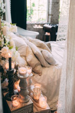 Yatak, lüks rahat kanepe yatak gelin ve damadın yatakta mumlar ile.