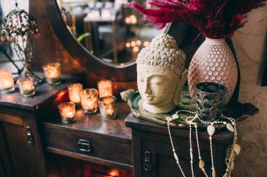 Eski bir tuvalet Masası, mumlar, mücevherat.