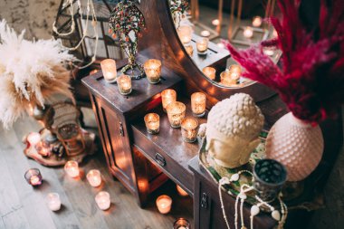 Eski bir tuvalet Masası, mumlar, mücevherat.