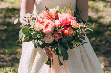 Gelin güzel gül düğün buketi tutuyor