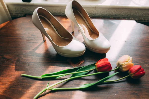 Sepatu Putih Pengantin Wanita Anting Anting Dan Tulip — Stok Foto
