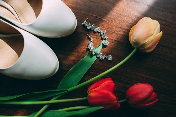 Sepatu Putih Pengantin Wanita Anting Anting Dan Tulip — Stok Foto