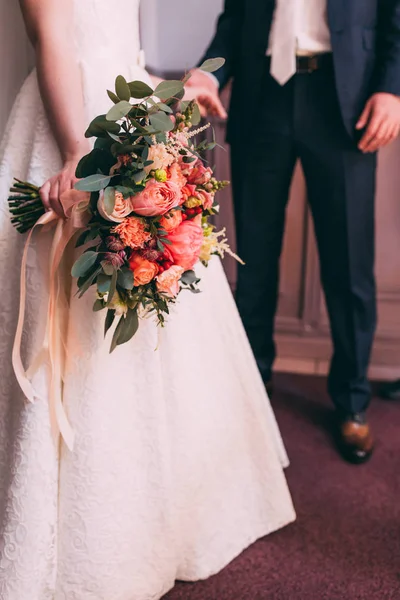 Bruden Och Brudgummen Med Brudbukett — Stockfoto