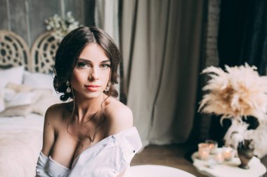 İç çamaşırı ve beyaz bir adamın gömleği tuvalete yakın güzel bir çekici gelin portresi