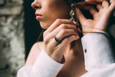 Penceresinde, Gelin portresi olarak ellerinde küpe koyar