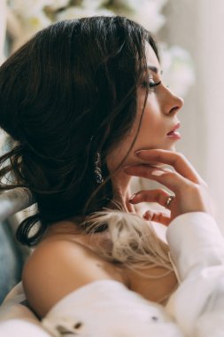 Sabah yatak odasında güzel bir gelin portresi Boudoir sabah gelin
