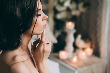 Sabah yatak odasında güzel bir gelin portresi Boudoir sabah gelin