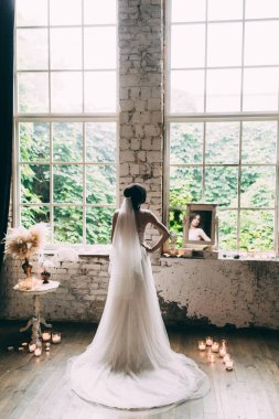 Gelin gelin sabah, pencerenin yanındaki aynaya gelin portresi arka kapağı transparan, romantik atmosferini tür