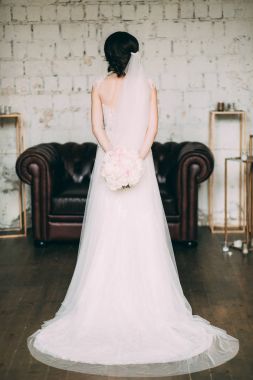 Gelin düğün buket çiçek peonies ve gül onun arkasından tutuyor