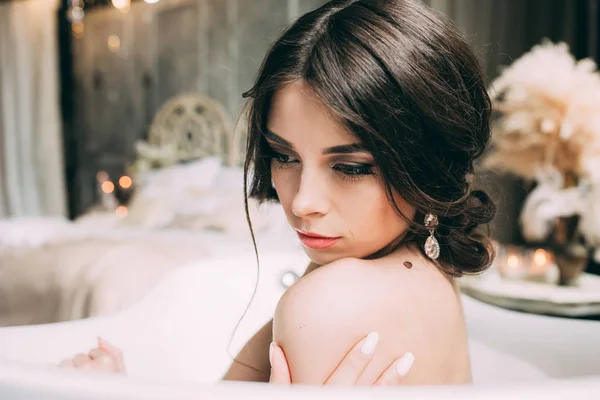 一个美丽可爱的女孩在浴室的肖像 白色的闺房早晨的新娘 准备新娘 — 图库照片