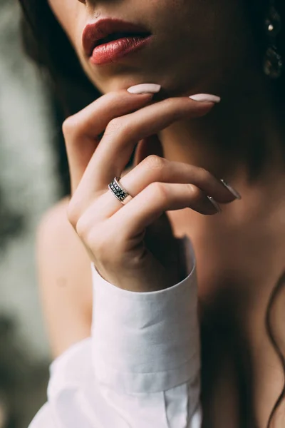 Anel Mão Menina Mão Lábios Noiva Retrato Noiva Janela — Fotografia de Stock
