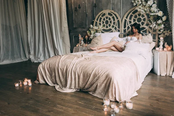 İç çamaşırı ve yatak, yatak odasında büyük beyaz erkek gömlek güzel gelini Boudoir sabah gelin.