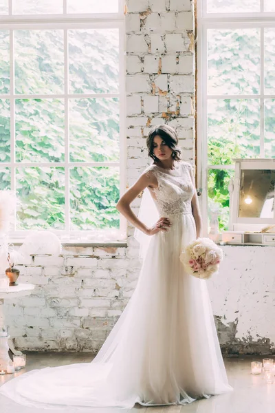 Die Braut Hochzeitskleid Steht Mit Dem Rücken Zum Fenster Und — Stockfoto