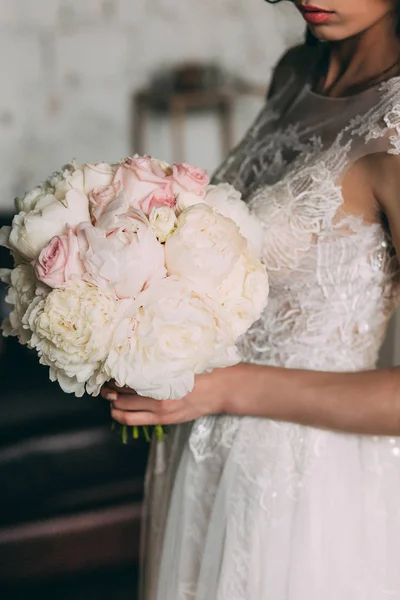 Belo Buquê Noiva Peônias Brancas Rosas Nas Mãos Noiva — Fotografia de Stock