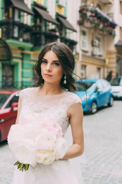 Ritratto Sposa Con Mazzo Fiori Tra Mani Sullo Sfondo Una — Foto Stock