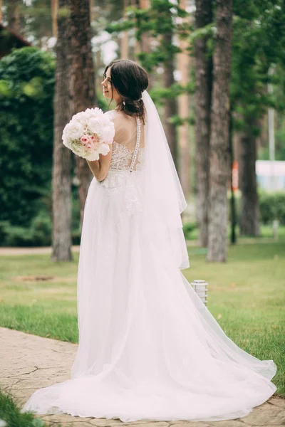 Noiva Fica Costas Vestido Noiva Com Buquê Mão Beco Natureza — Fotografia de Stock