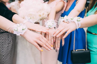 Elinde bir manikür ve Dekorasyon, tanıkların eller ile kız