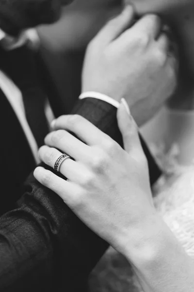 男はあごで女性を保持し 彼女は彼の手は 新婦の手を保持している少女の手に小石でリング — ストック写真