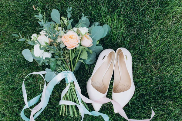 Pernikahan Karangan Bunga Dan Sepatu Pengantin — Stok Foto