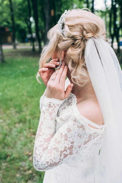 Pendientes Novia Novia Está Poniendo Pendientes —  Fotos de Stock