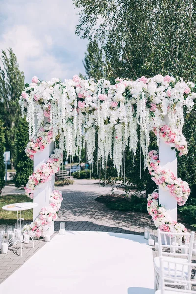 Arco Boda Decorado Con Flores — Foto de Stock