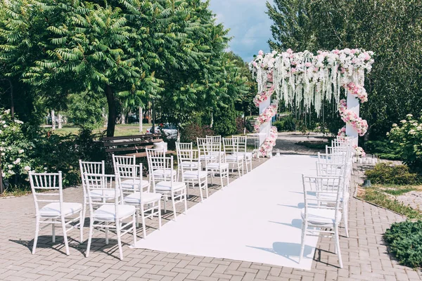 Arco Boda Decorado Con Flores Sillas Para Invitados Pista Blanca — Foto de Stock