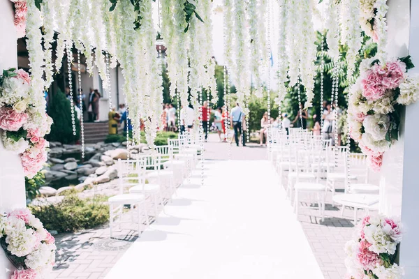 Arco Boda Decorado Con Flores Sillas Para Invitados Pista Blanca — Foto de Stock