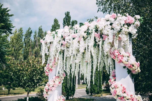 Bröllop Båge Dekorerad Med Blommor — Stockfoto