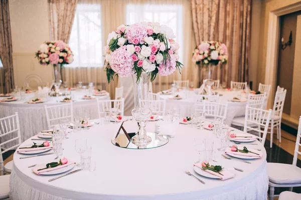Bouquet Mariage Sur Table Avec Couverts — Photo
