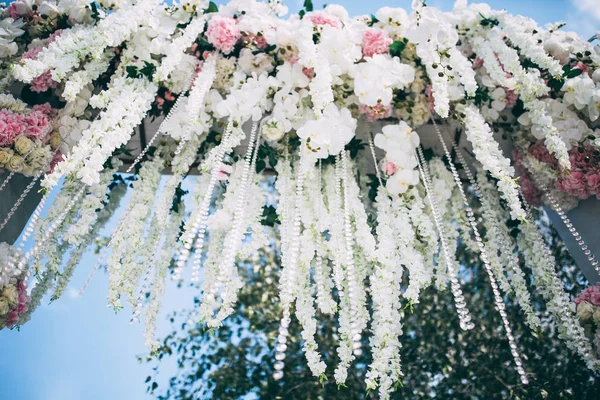 Bröllop Båge Dekorerad Med Blommor — Stockfoto