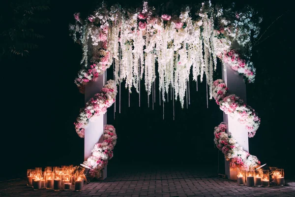 Arco Boda Está Decorado Con Flores Paisaje Nocturno — Foto de Stock