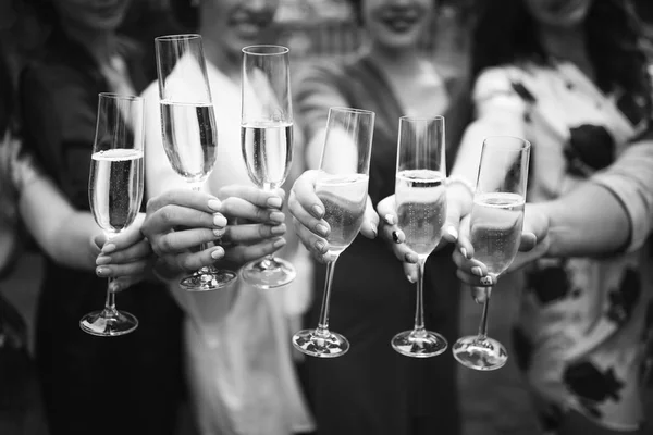 Gäste Gratulieren Dem Brautpaar Mit Einem Glas Champagner Der Hand — Stockfoto