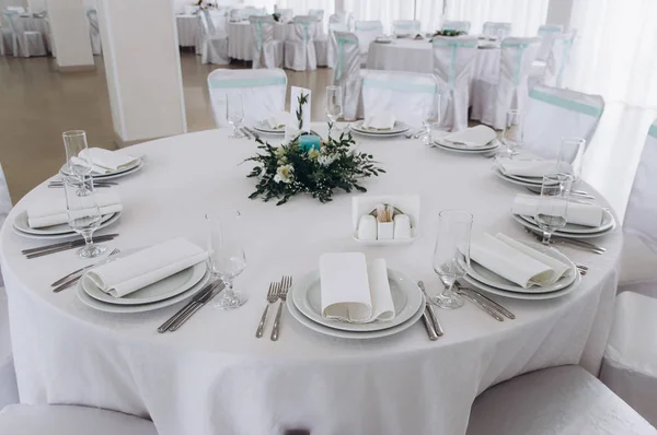 Una Mesa Boda Con Cubiertos Velas Flores — Foto de Stock