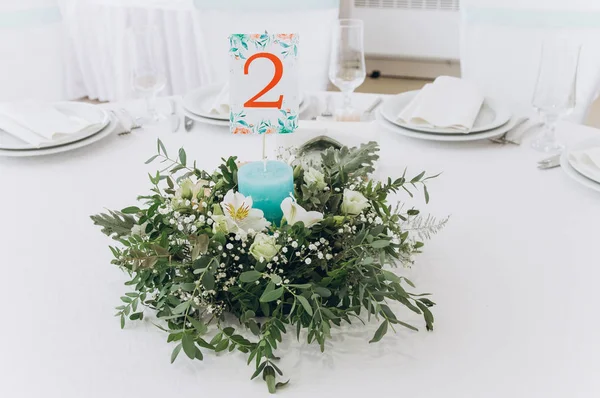 Una Mesa Boda Con Cubiertos Velas Flores —  Fotos de Stock