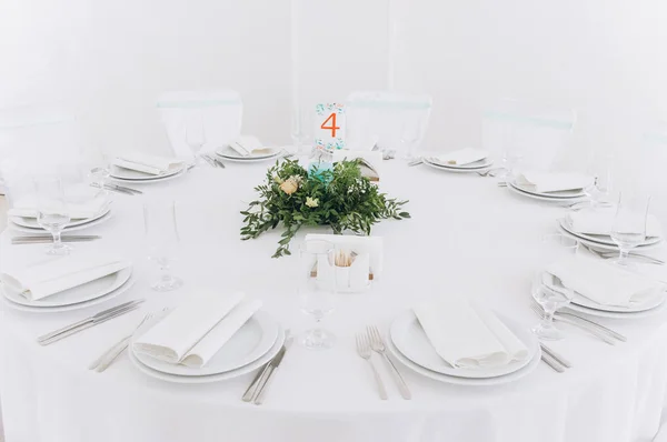 Τραπέζι Γάμου Μαχαιροπίρουνα Κεριά Και Λουλούδια — Φωτογραφία Αρχείου