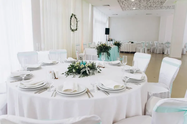 Egy Esküvői Asztal Evőeszköz Gyertyák Virágok — Stock Fotó