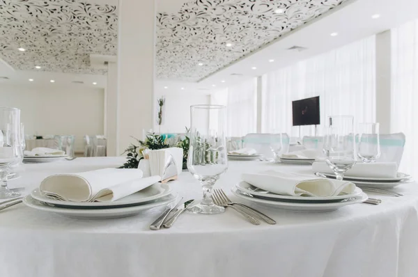 Een Bruiloft Tabel Met Bestek Kaarsen Bloemen — Stockfoto