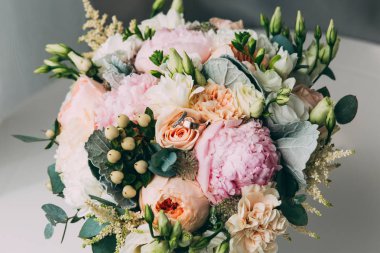 Bir buket güzel çiçek.