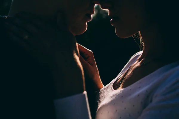 Retrato Lindo Casal Jovem Amoroso Sentar Nariz Nariz Gentilmente Segurar — Fotografia de Stock