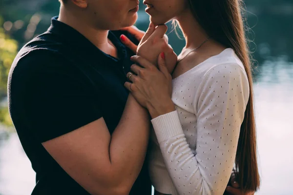 Retrato Lindo Casal Jovem Amoroso Sentar Nariz Nariz Gentilmente Segurar — Fotografia de Stock