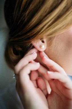 Sabah gelin. Gelin yaklaşan düğün için hazırlanıyor.