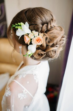 Sabah gelin. Gelin yaklaşan düğün için hazırlanıyor.