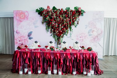 Düğün masa dekorasyonu. Çiçek süslemeleri.